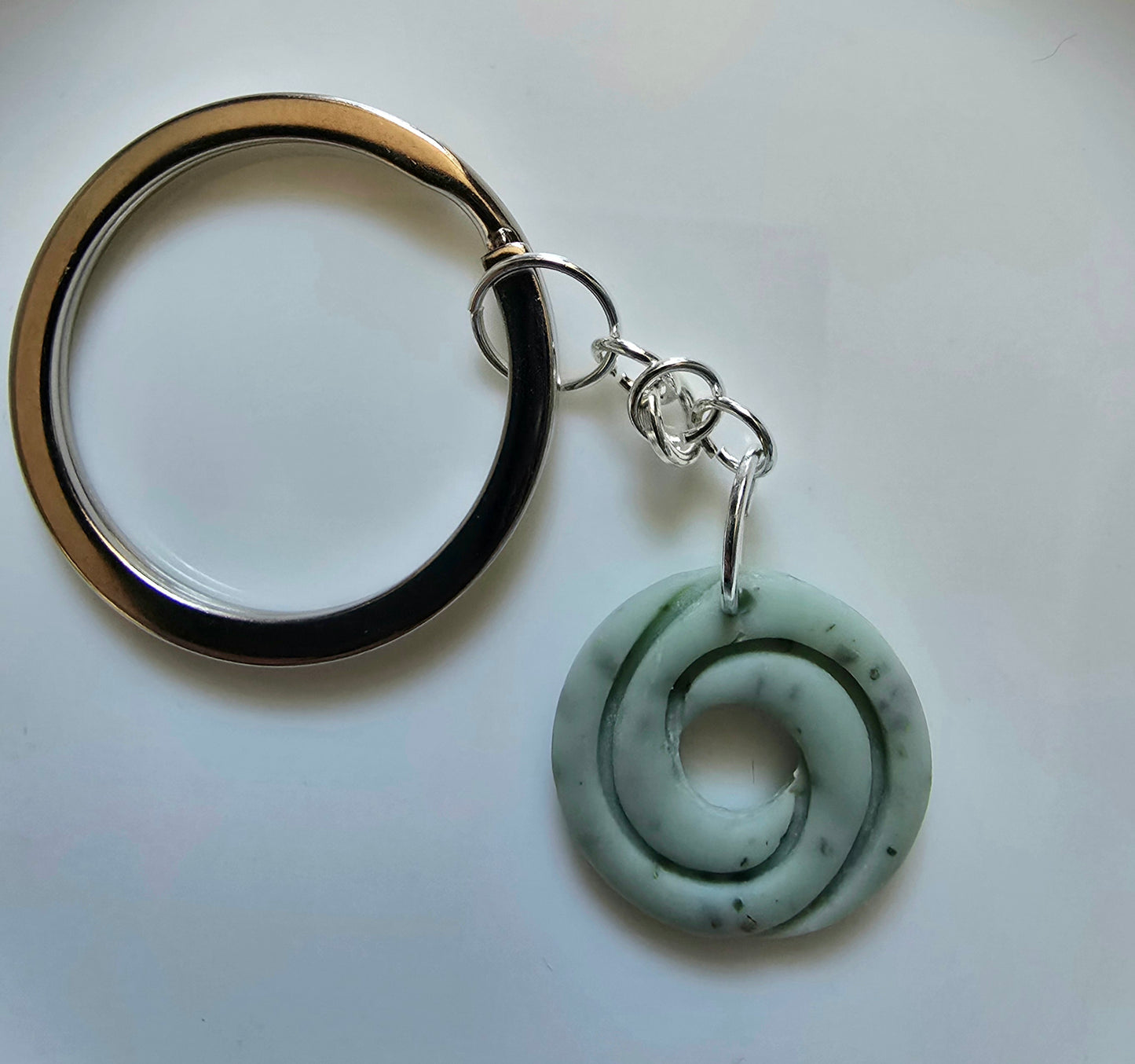 Pale green circle design keyring