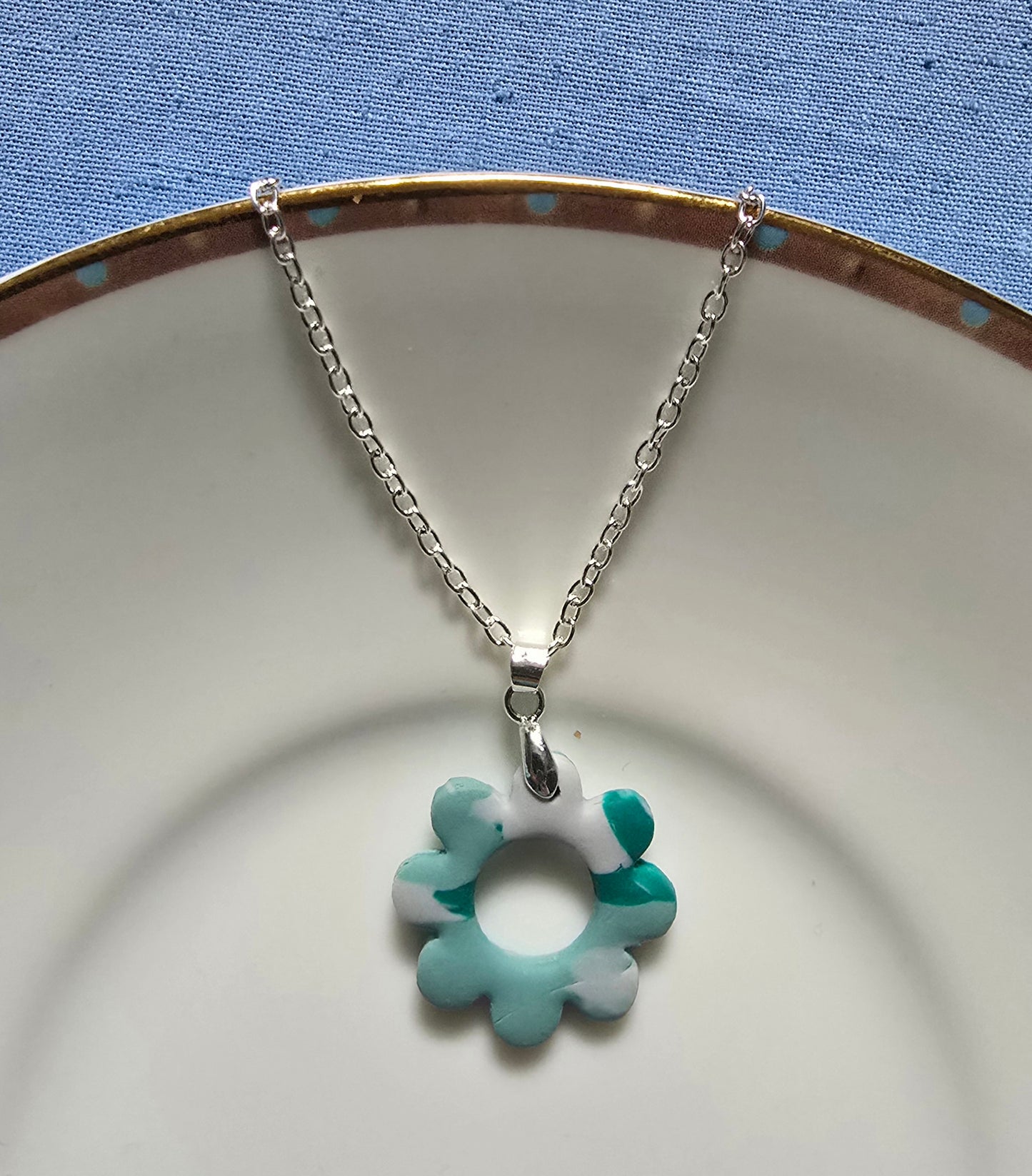 Green daisy necklace