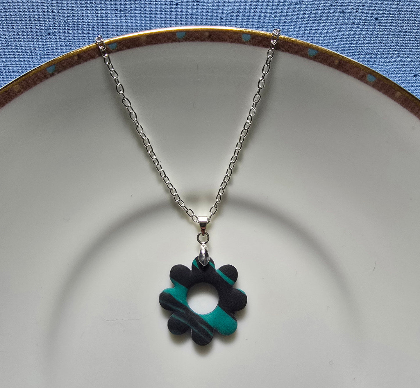Green and black striped daisy necklace